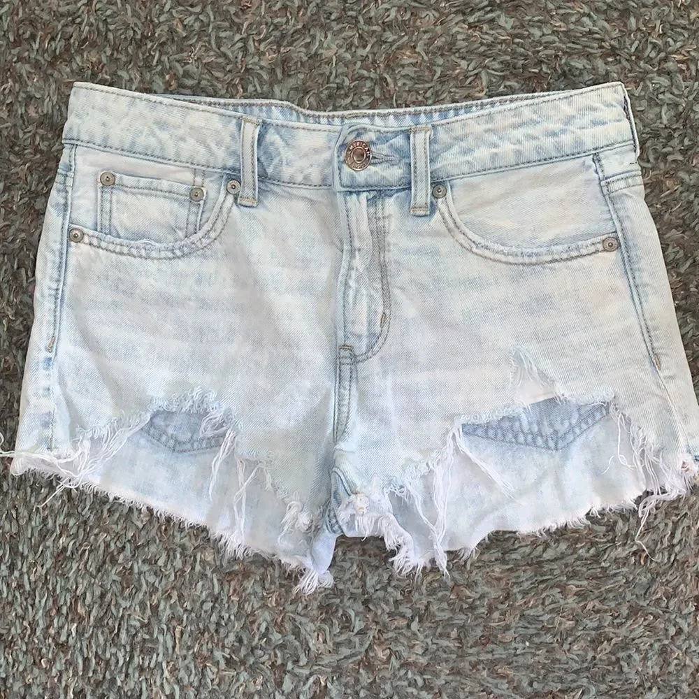 EXCELLENT DISTRESSED CONDITION WOMEN’S SIZE 2 AMERICAN EAGLE TOMGIRL SHORTIE